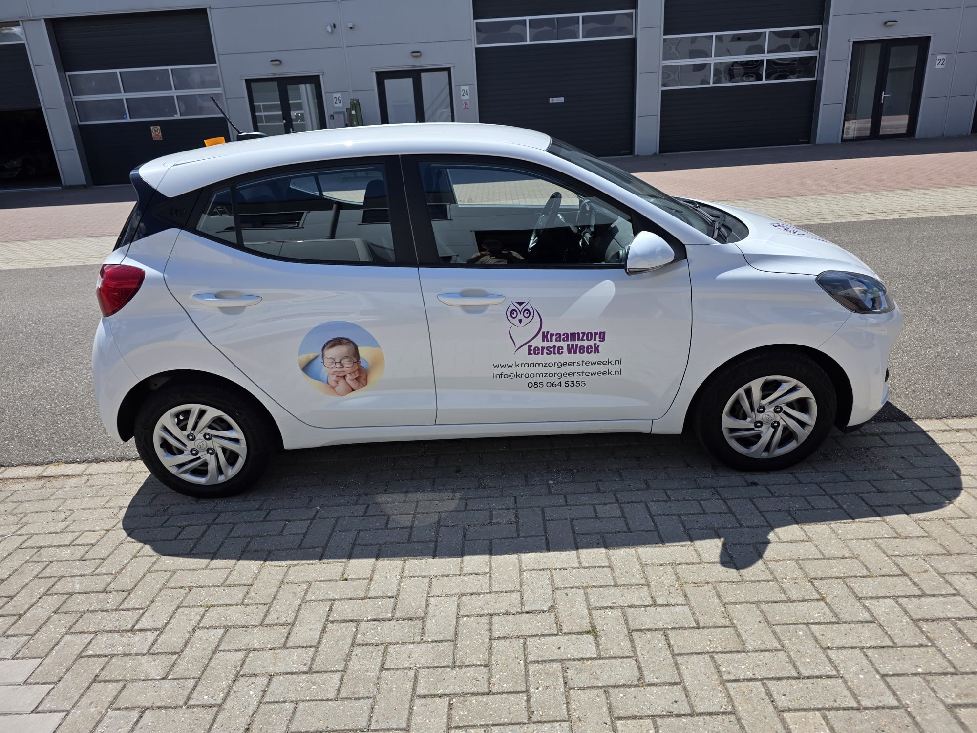 Moderne winkelgevel reclame Nederland